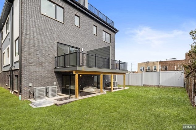 366 Nelson Ave, Cliffside Park NJ  07010-1807 exterior