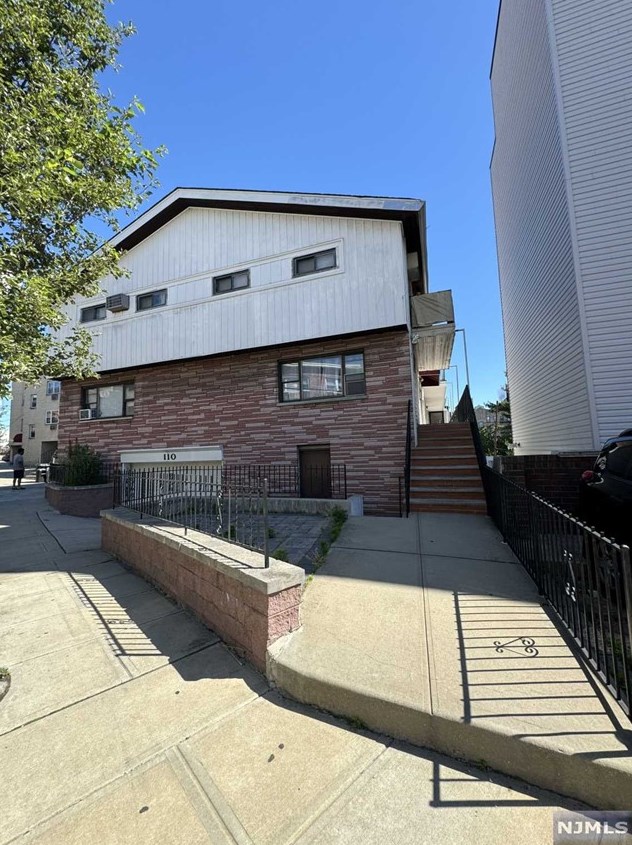 110 33rd St, Union City, NJ 07087-5811