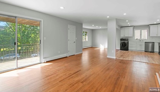 447 10th St #2nd Fl, Palisades Park, NJ 07650