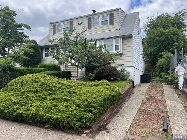 303 Dakota St, Paterson NJ  07503-2411 exterior