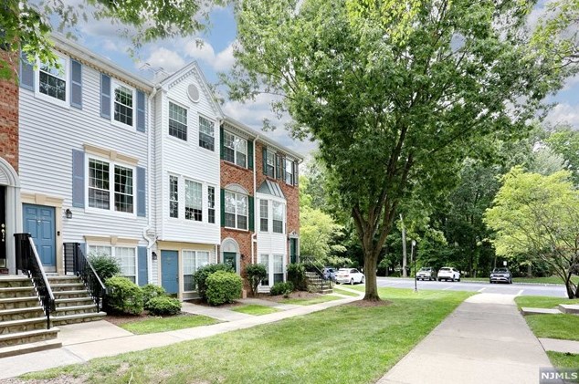749 Pepperidge Rd, Mahwah, NJ 07430-3452