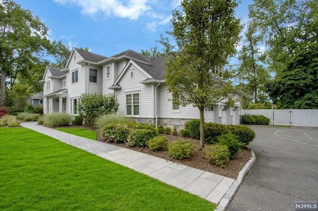 32 Pine Hill Rd, Demarest, NJ 07627-1309