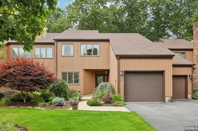 21 Indian Field Ct, Mahwah, NJ 07430-2243