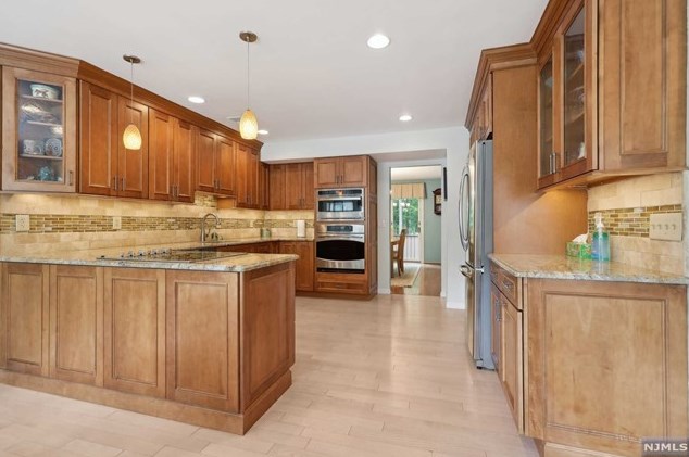 21 Indian Fld Ct, Mahwah NJ 07430-2243 exterior