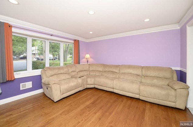 12 Shelby Ave, Paramus, NJ 07652