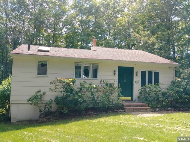 10 Bradley Ct, West Milford, NJ 07421