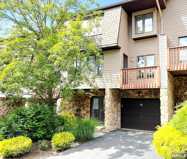 107 Wedgewood Dr #13, West Paterson, NJ 07424