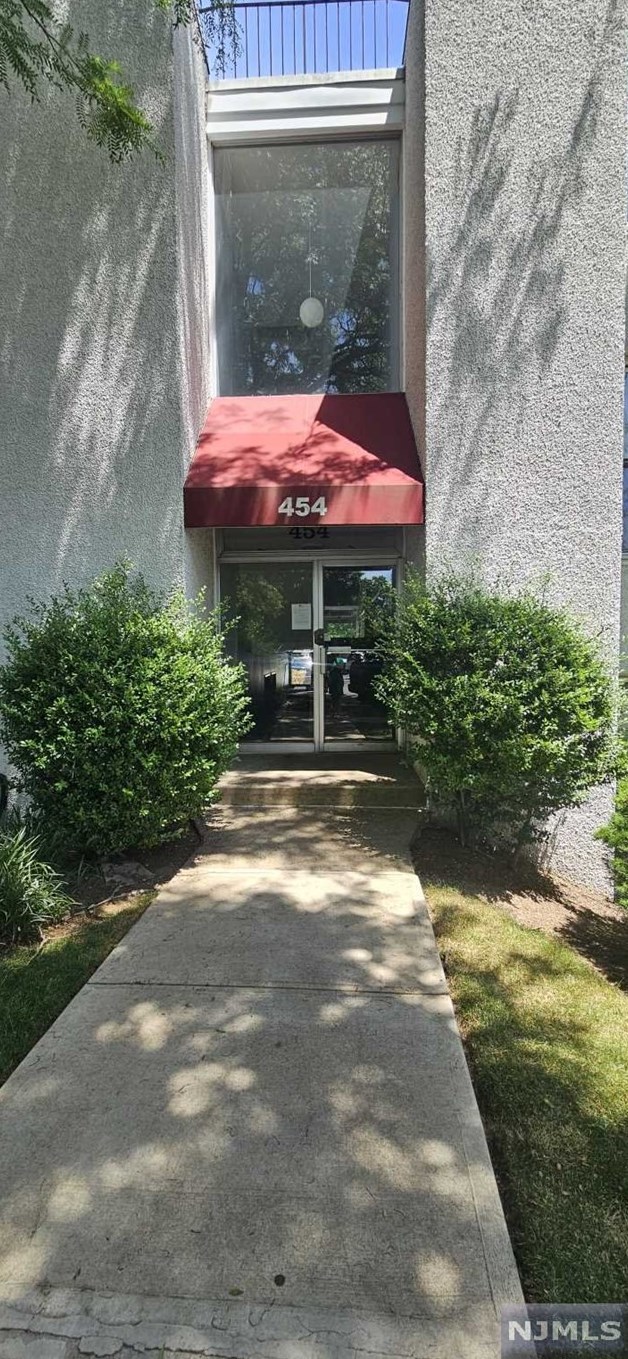 454 E River Rd #e, Nutley, NJ 07110