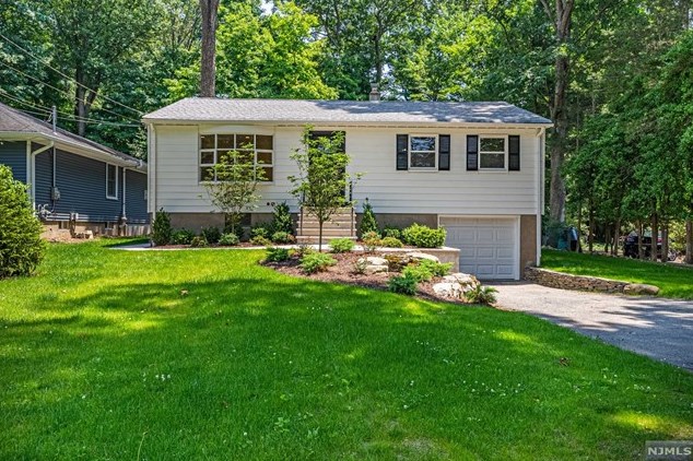 77 Page Dr, Oakland, NJ 07436