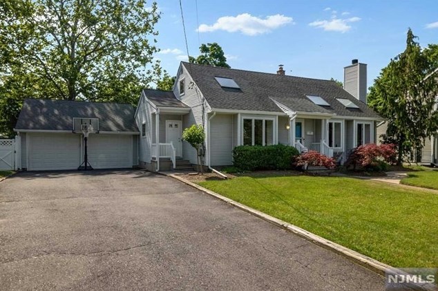 524 Tuers Ln, Paramus, NJ 07652