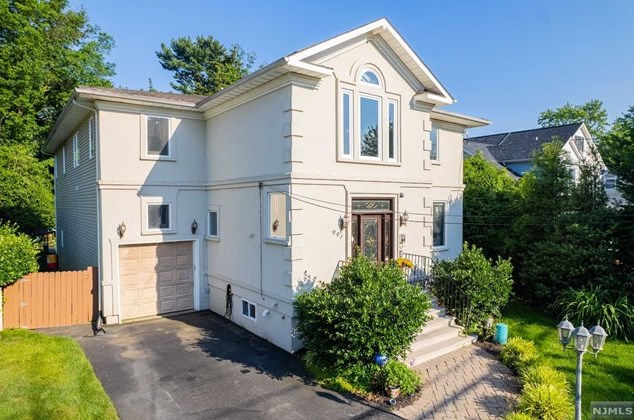 991 Pacific St, N Milford, NJ 07646-2305