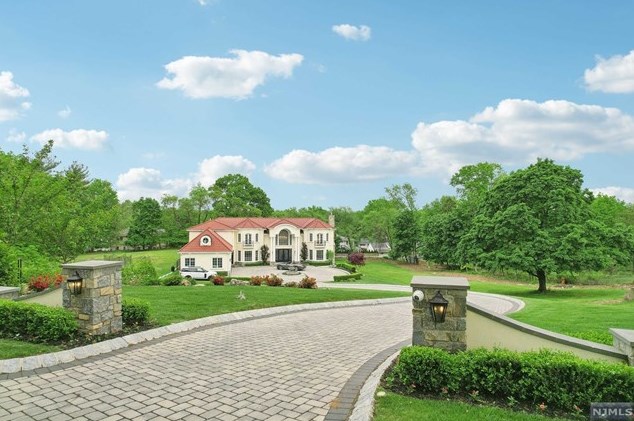 170 N Farview Ave, Paramus, NJ 07652