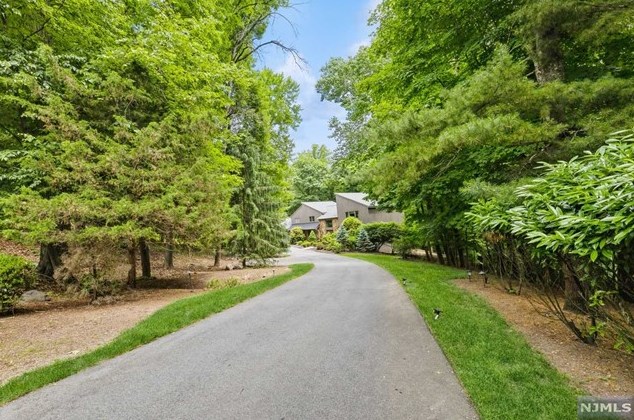 845 Shadow Ridge Rd, Franklin Lakes, NJ 07417