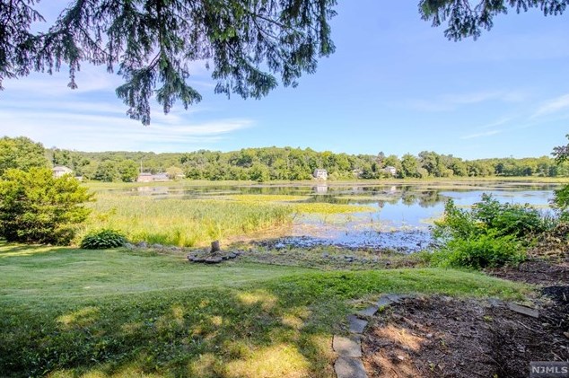 15 Lake St, Barry Lakes, NJ 07422