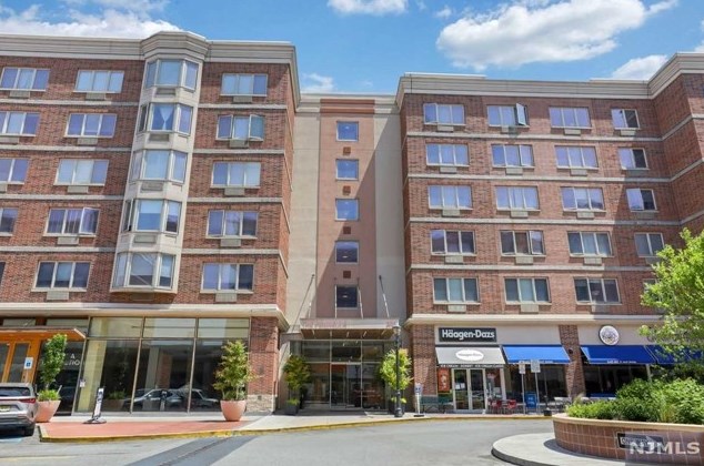3412 City Pl, Edgewater, NJ 07020-3152