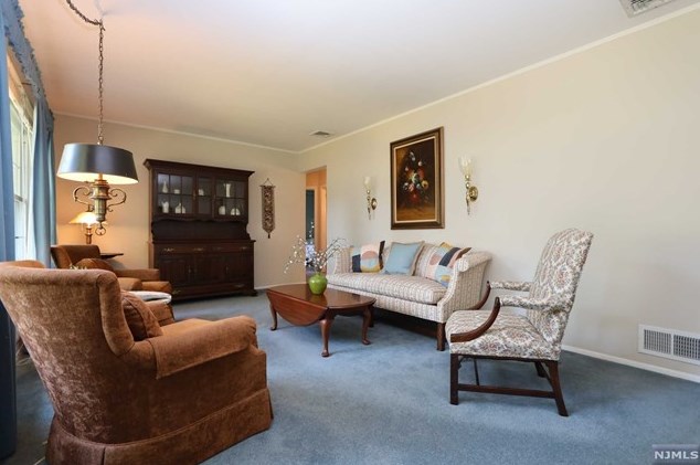 92 Oliver Rd, Paramus, NJ 07652