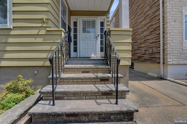 35 Tuttle St, Wallington, NJ 07057