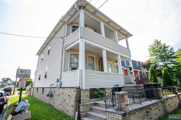 421 River Dr, Elmwood Park, NJ 07407