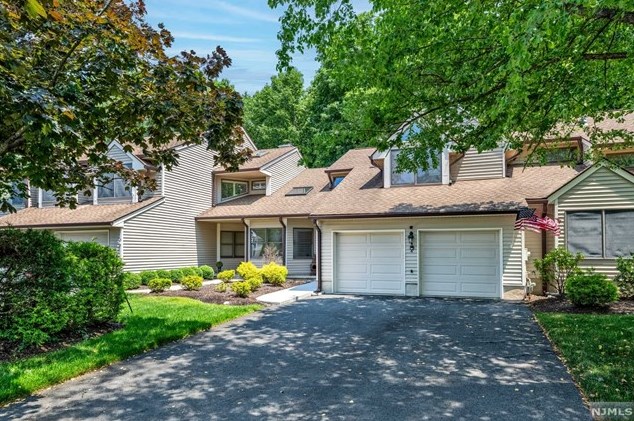 4 Valen Ct, Franklin Lakes, NJ 07417
