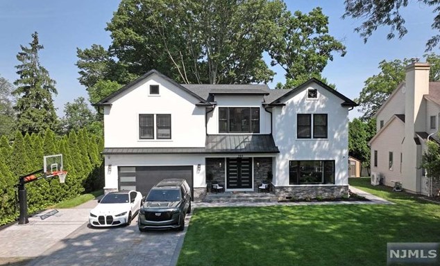 362 Harrison St, Paramus, NJ 07652