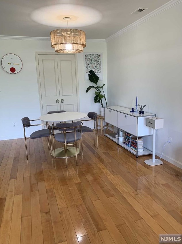 42 Meadowview Ct, Leonia, NJ 07605