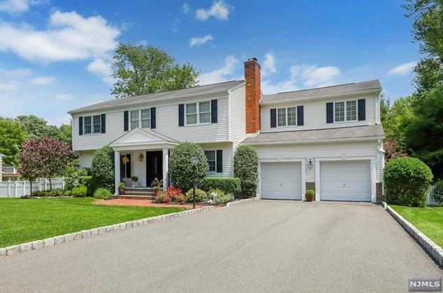 54 Van Blarcom Ln, Wyckoff, NJ 07481
