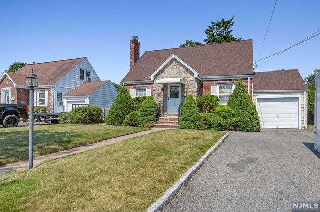 560 Fairlawn Pkwy, Saddle Brook, NJ 07663