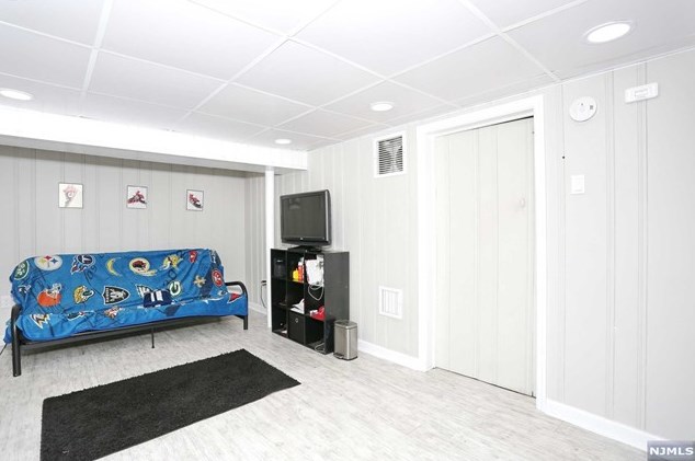 89 Harcourt Ave, Bergenfield NJ  07621-1952 exterior