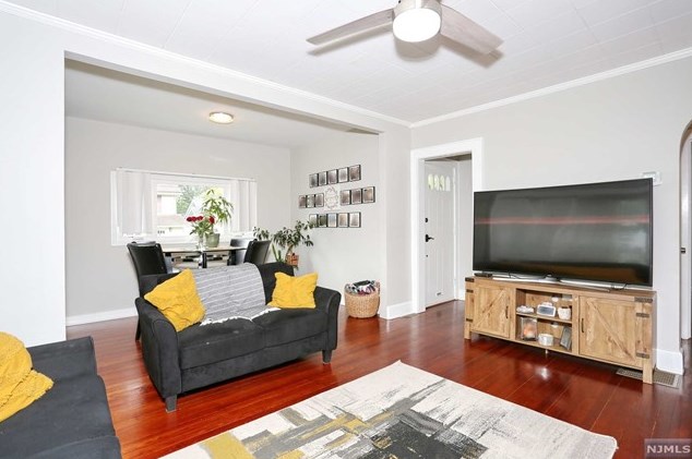 89 Harcourt Ave, Bergenfield NJ  07621-1952 exterior