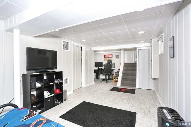 89 Harcourt Ave, Bergenfield NJ  07621-1952 exterior