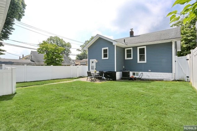 89 Harcourt Ave, Bergenfield NJ  07621-1952 exterior