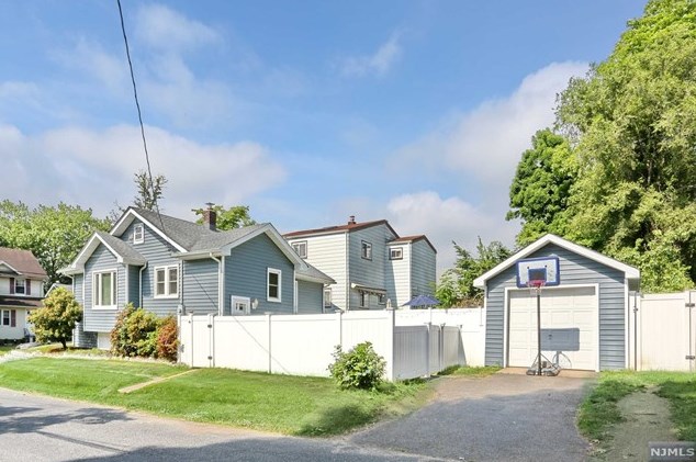 89 Harcourt Ave, Bergenfield NJ  07621-1952 exterior