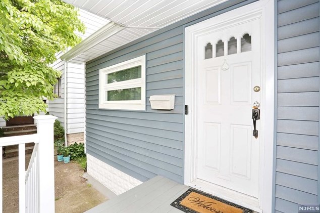 89 Harcourt Ave, Bergenfield NJ  07621-1952 exterior