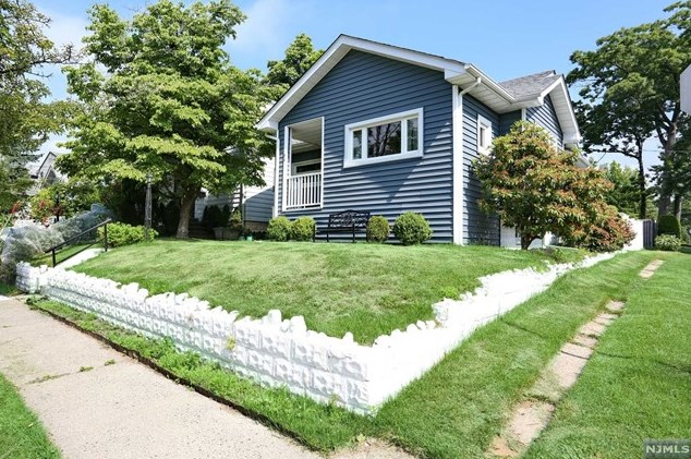 89 Harcourt Ave, Bergenfield NJ  07621-1952 exterior