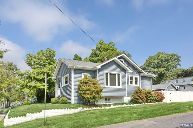 89 Harcourt Ave, Bergenfield NJ  07621-1952 exterior