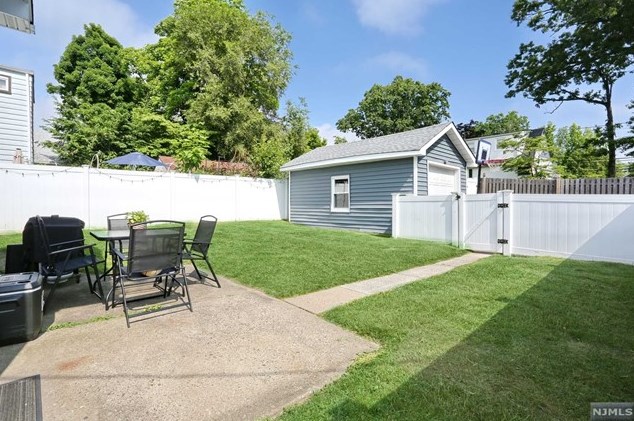 89 Harcourt Ave, Bergenfield NJ  07621-1952 exterior