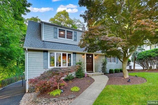 9 Oneida Ave, Oakland, NJ 07436