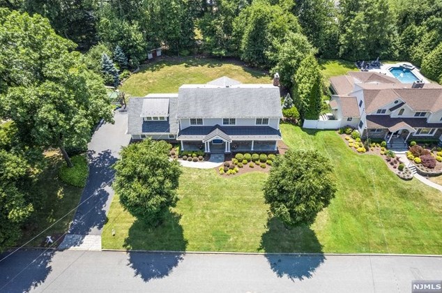489 Ivy Ln, Wyckoff, NJ 07481