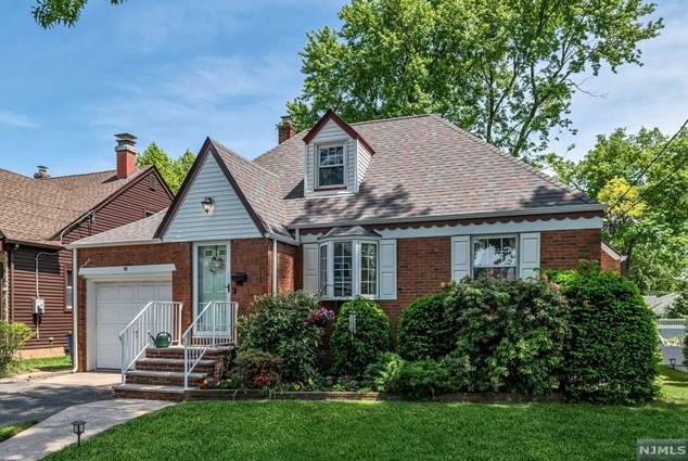 55 Chestnut St, Dumont NJ  07628-3214 exterior