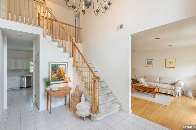 99 Grover Ln, West Caldwell, NJ 07006