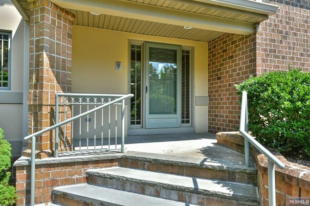 17 Fox Run Rd, Allendale, NJ 07401