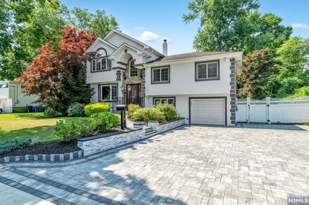222 Standish Rd, Paramus, NJ 07652