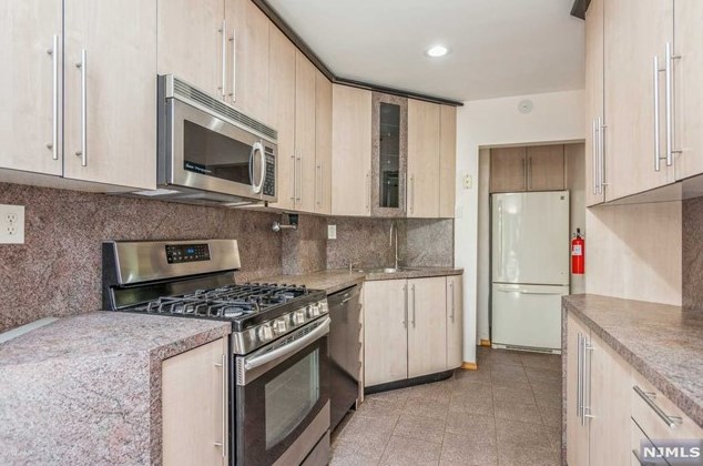 27 Oakdale Ave, Millburn NJ  07041-1912 exterior