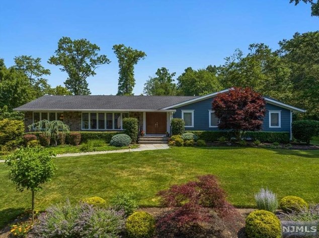 85 Oak Dr, Upper Saddle River, NJ 07458