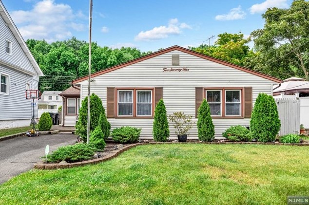 275 Falmouth Ave, Elmwood Park, NJ 07407