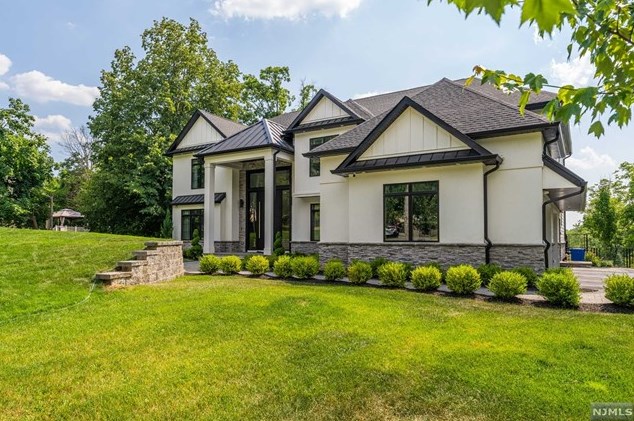 58 Toms Lake Rd, Wayne, NJ 07470