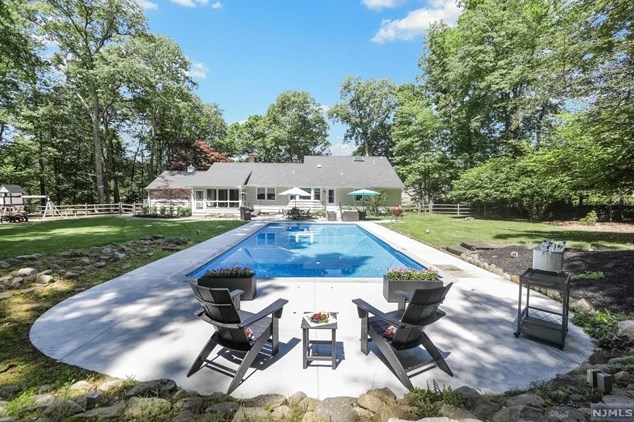 14 Fieldstone Ln, Upper Saddle River, NJ 07458