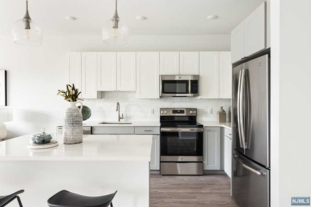 15 W Johnson Ave #209, Bergenfield, NJ 07621