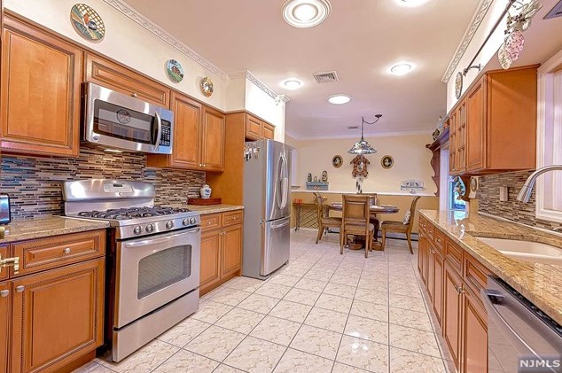 29 Geranium Pl, Wallington, NJ 07057