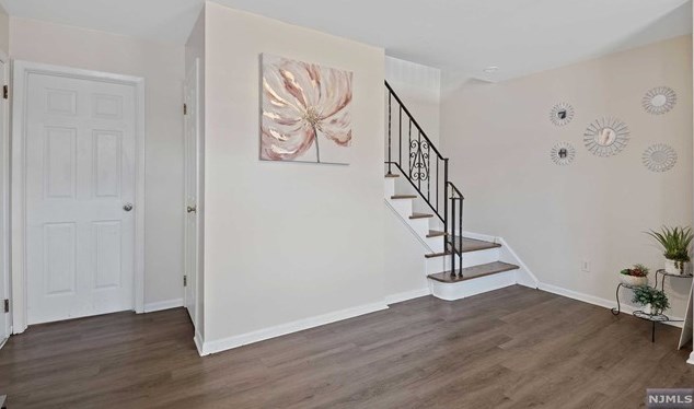 8 Iris Ln, Wallington, NJ 07057